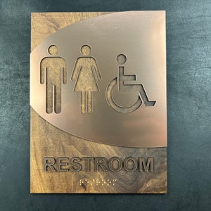 Letrero de madera elegante para baño que cumple con la ADA con letras en relieve y braille de 6" x 8" x 1/8"