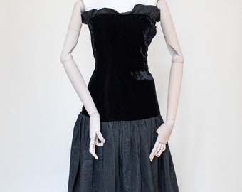 Vestido sem alças de tafetá de veludo preto Yves Saint Laurent dos anos 80