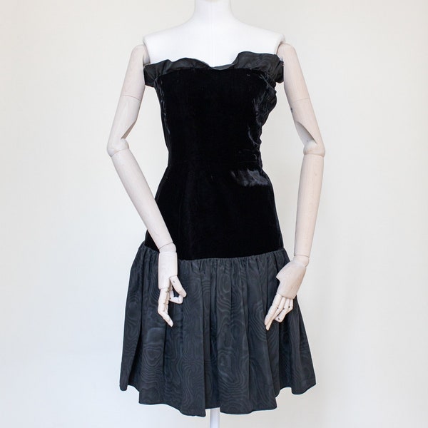 Abito senza spalline in taffetà di velluto di seta nero Haute Couture Yves Saint Laurent degli anni '80 YSL