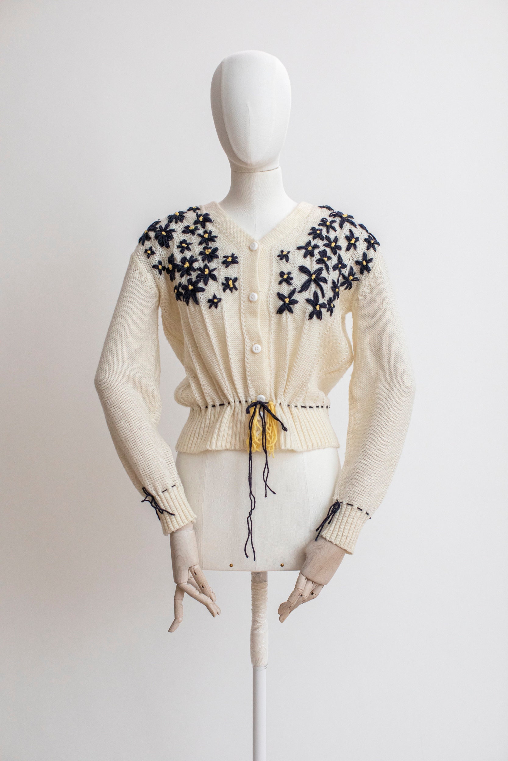 Cardigan en laine brodé vintage tricot autrichien, Cottage Core