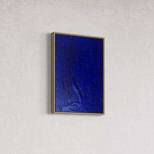 Abstrakte strukturierte moderne Kunst in Ultramarinblau
