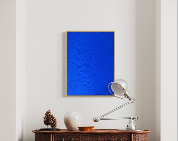 Abstracte getextureerde moderne kunst in ultramarijnblauwe mat
