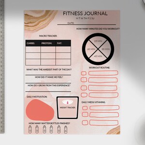 Peut inclure: Un journal de fitness imprimable avec un fond en marbre rose et brun. Le journal comprend des sections pour suivre les macros, les séances d'entraînement, la motivation quotidienne et l'apport en eau. Le texte "FITNESS JOURNAL" est en haut de la page.