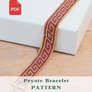 Può includere: Un modello di braccialetto Peyote con perline bordeaux e oro con un design geometrico. Il braccialetto è esposto su una superficie bianca. L'immagine include anche un'icona PDF e il testo "Peyote Bracelet PATTERN".