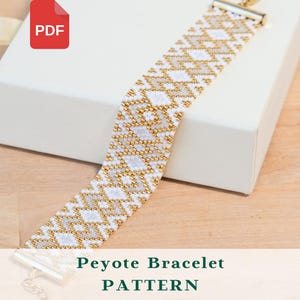 Könnte beinhalten: Ein weiß-goldenes Peyote-Armbandmuster mit geometrischem Design. Das Armband wird auf einer weißen Schachtel präsentiert. Der Text "Peyote Bracelet PATTERN" ist sichtbar. Ein PDF-Symbol ist sichtbar.