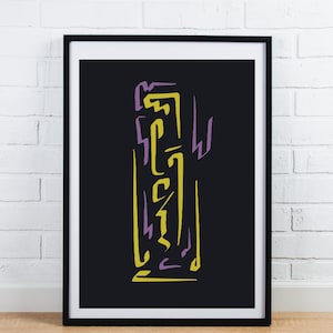 Puede incluir: Impresión de arte abstracto en un marco negro. La obra presenta un diseño vertical con líneas amarillas y moradas sobre un fondo negro. La impresión se exhibe contra una pared de ladrillo blanco y un suelo de madera.