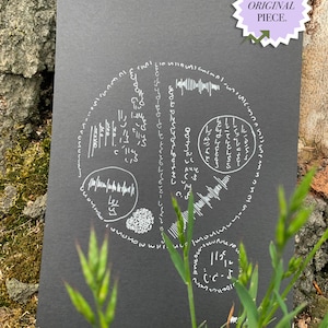 Op de afbeelding: Een rechthoekige print op zwart papier met witte inkttekeningen van cirkelvormige figuren, abstracte patronen en geluidsgolfgrafieken. Een witte stervormige sticker in de rechterbovenhoek bevat de tekst SINGLE ORIGINAL PIECE.