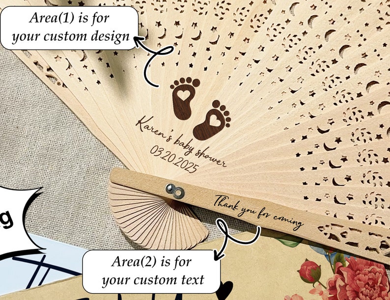 K&ouml;nnte beinhalten: Ein F&auml;cher aus Holz mit einem Laser-geschnittenen Design aus Sternen und Monden. Der F&auml;cher ist personalisiert mit dem Text "Karen's baby shower 03.20.2025" und "Thank you for coming".