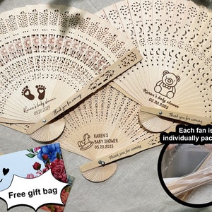 K&ouml;nnte beinhalten: Drei Holzf&auml;cher mit filigranen Ausschnitten und personalisierten Botschaften f&uuml;r eine Babyparty. Die F&auml;cher sind mit einem Teddyb&auml;r, Fu&szlig;abdr&uuml;cken und einem Schaukelpferd verziert. Jeder F&auml;cher ist einzeln verpackt.