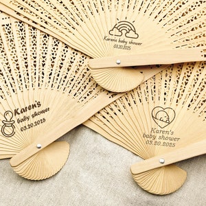 Baby-Dusche-fan Favors für Gast / Kundenspezifisches Baby Geschenk / personalisierte Baby Neugeborene Geschenk Holz Hand Fans / Sommer Party Favor Fans / Baby in Bloom Favor
