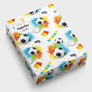 Geschenkpapier Fussball Kindermotiv für kleine Geschenke für Kindergeburtstag Weihnachten (A3-Format incl. Aufkleber und Verschlusspunkte)