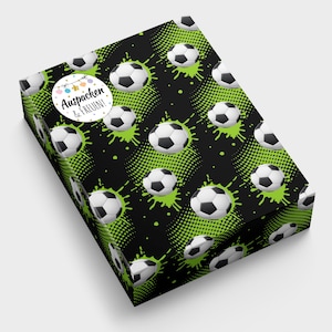 Geschenkpapier Fussball Kindermotiv für kleine Geschenke für Kindergeburtstag Weihnachten (A3-Format incl. Aufkleber und Verschlusspunkte)