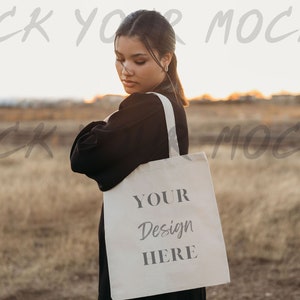 トートバッグ モデル モックアップ | キャンバス トートバッグ モックアップを持つ黒人女性モデル | POD または Printify 用トートバッグ モックアップ