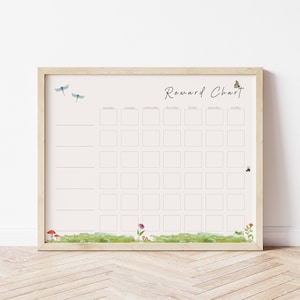 Puede incluir: Un cuadro de recompensas imprimible con un tema de naturaleza. El cuadro tiene un fondo blanco con un ligero tono rosado. Tiene una cuadrícula de 35 cuadrados con los días de la semana etiquetados en la parte superior. El cuadro está enmarcado en un marco de madera claro. El cuadro está decorado con imágenes de mariposas, libélulas, setas y flores.