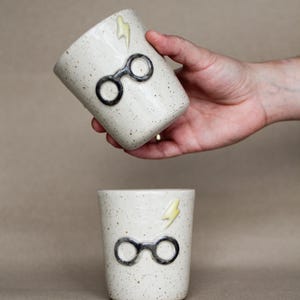 Handgemachter Keramikbecher "Magischer Zauberer" | Becher Blitz & Brille, Handgetöpferter Kaffeebecher Steinzeug Geschenk für Magie-Fans