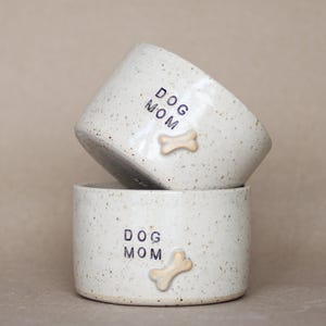 Dog Mom – Cappuccino mok van keramiek, handgemaakt met botdetails.