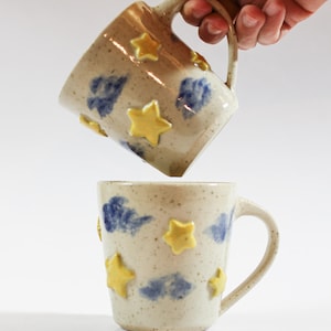 Handgemachte Keramiktasse mit Sternenhimmel