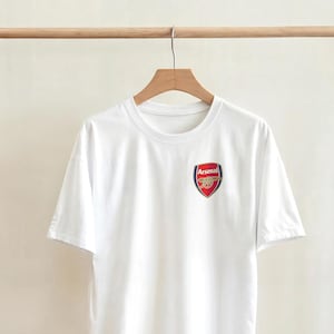 T-shirt épais unisexe à col rond Arsenal avec logo rouge Arsenal sur le devant et logo Canon noir sur l&#39;extérieur du cou