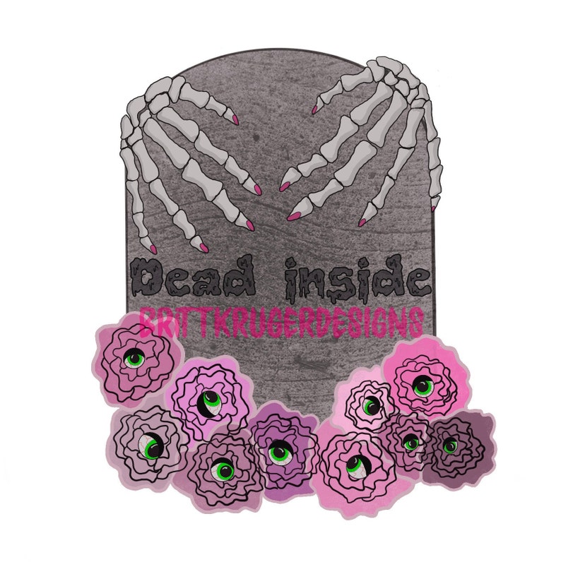 K&ouml;nnte beinhalten: Illustration eines Grabsteins mit der Aufschrift "Dead inside" und "BrittKrugerDesigns". Skeletth&auml;nde mit rosa Fingern&auml;geln umrahmen den Grabstein, umgeben von rosa und lila Blumen mit gr&uuml;nen Augen.