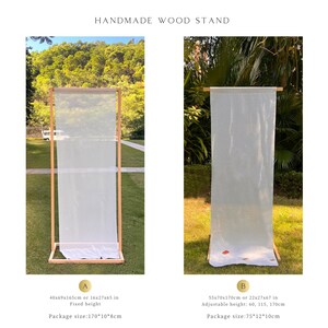 Może przedstawiać: Dwa ręcznie robione drewniane stojaki z białym materiałem. Stojak A ma wymiary 40x69x165cm, stała wysokość. Stojak B ma wymiary 55x70x170cm, regulowana wysokość. U g&oacute;ry znajduje się napis "HANDMADE WOOD STAND".
