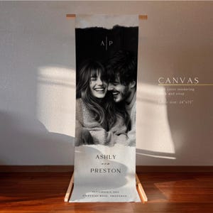Puede incluir: Un cartel vertical de lona sobre un soporte de madera con una foto en blanco y negro de una pareja sonriente. El texto dice A P, ASHLY and PRESTON, SEPTEMBER 8, 2024, CHATEAU ROSE, PROVENCE, y CANVAS fabric size: 61cm x 190,5cm.