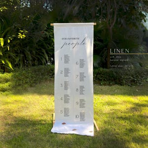 Sitzplan aus Stoff mit verstellbarem Holzständer – Canvas, Leinen oder Chiffon – minimalistisches Vintage Design für Hochzeit, Verlobung -ML02004