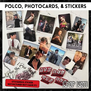 Op de afbeelding: Een verzameling fotokaarten en stickers met K-pop-idolen. De fotokaarten zijn in Polaroid-stijl en tonen verschillende leden van de groep. De stickers zijn in het Koreaans en tonen de namen van de idolen. De tekst op de stickers luidt "Kim Woosung", "Lee Jaehyeong", "Park Doojoon" en "Lee Hajoong".