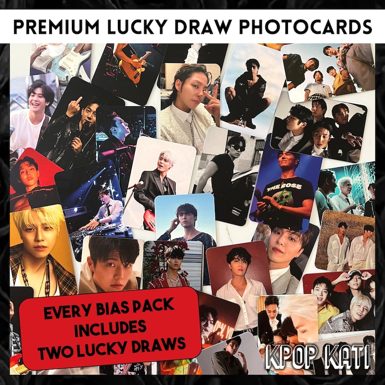 Op de afbeelding: Een verzameling kleurrijke fotokaarten met K-pop-idolen. De fotokaarten zijn in een willekeurig patroon gerangschikt en bevatten afbeeldingen van verschillende idolen. De tekst "PREMIUM LUCKY DRAW PHOTOCARDS" staat bovenaan de afbeelding. De tekst "EVERY BIAS PACK INCLUDES TWO LUCKY DRAWS" staat linksonder in de afbeelding. De tekst "KPOP &Kappa;&Alpha;&Tau;&Iota;" staat rechtsonder in de afbeelding.