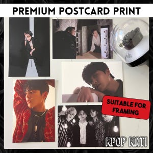 Op de afbeelding: Vier premium postkaartprints met K-pop-idolen. De prints zijn geschikt om in te lijsten. De tekst "KPOP KATI" staat afgedrukt in de rechterbenedenhoek van de afbeelding.