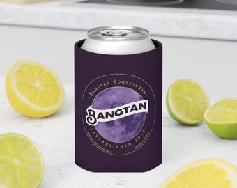 BTS Bangtan blikjeskoelerhoes in full colour voor het koel houden van bier en frisdrank. Apobangpo, dorst verantwoordelijk! Army