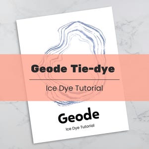 Op de afbeelding: Een wit bedrukbaar vel met de tekst "Geode Tie-dye Ice Dye Tutorial" en een blauwe en witte geode-illustratie.