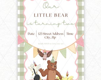 以下が含まれることがあります： 「Our Little Bear is turning two」のテキストが入ったデジタル招待状。茶色のクマ、フクロウ、その他の漫画の動物がデザインされています。背景は、ピンクのアクセントが付いた緑と白のチェック柄です。「EDITABLE DIGITAL DOWNLOAD」の文字が上部にあります。