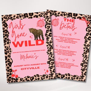 Pode incluir: Dois cartões de convite rosa com borda de estampa de leopardo. O cartão esquerdo diz "Girls Gone WILD" com uma ilustração de leopardo. O cartão direito lista os detalhes do evento. O evento é para a despedida de solteira de Melanie.