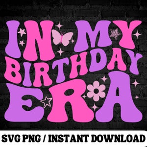 Puede incluir: Gr&aacute;fico de texto retro de color morado y rosa que dice "In My Birthday Era". El gr&aacute;fico incluye estrellas, una mariposa y una flor.