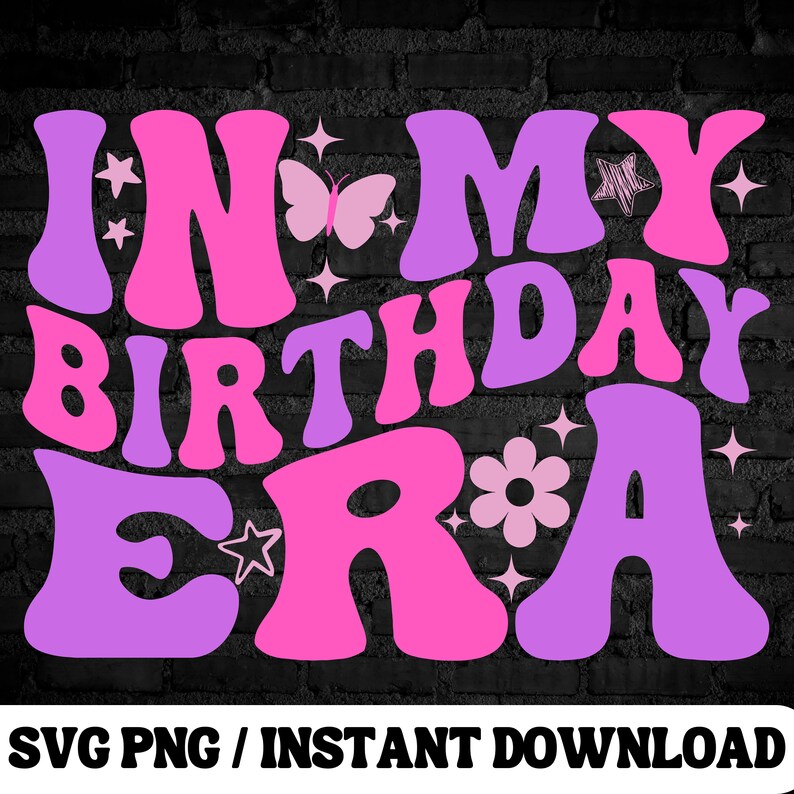Puede incluir: Gr&aacute;fico de texto retro de color morado y rosa que dice "In My Birthday Era". El gr&aacute;fico incluye estrellas, una mariposa y una flor.