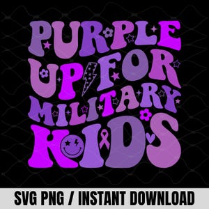 以下が含まれることがあります： 紫とピンクの色合いで「PURPLE UP FOR MILITARY KIDS」というテキストが入ったグラフィックデザイン。星、花、稲妻、スマイリーフェイス、リボンが含まれています。「SVG PNG / INSTANT DOWNLOAD」の文字が下にあります。