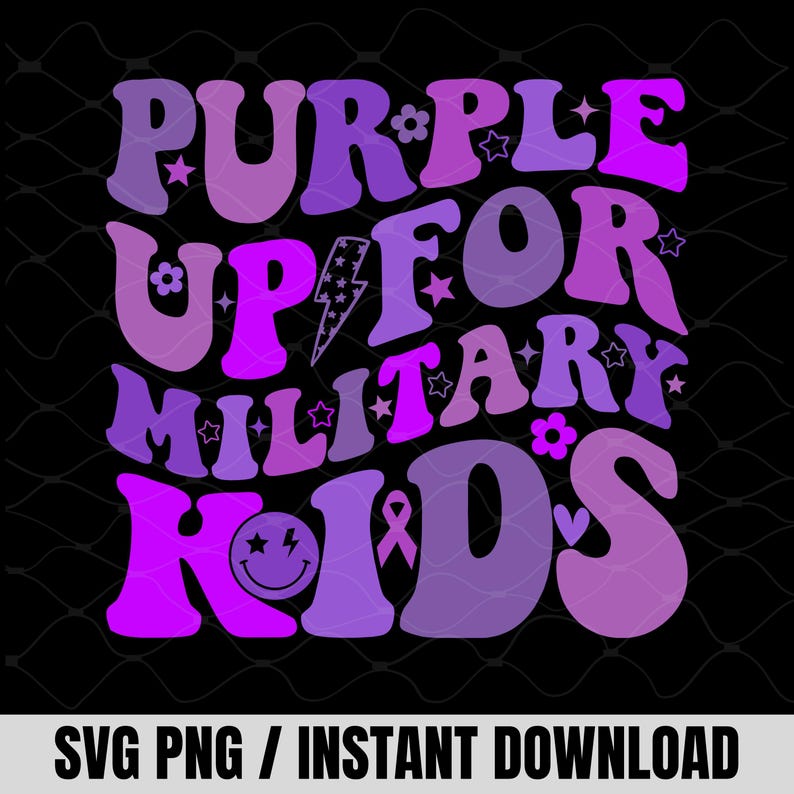 以下が含まれることがあります： 紫とピンクの色合いで「PURPLE UP FOR MILITARY KIDS」というテキストが入ったグラフィックデザイン。星、花、稲妻、スマイリーフェイス、リボンが含まれています。「SVG PNG / INSTANT DOWNLOAD」の文字が下にあります。
