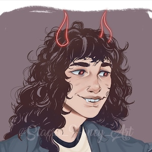 Könnte beinhalten: Digitale Illustration einer Person mit dunklem, lockigem Haar, roten Augen und leuchtend roten Hörnern. Die Person lächelt und zeigt dabei Fangzähne. Das Kunstwerk hat einen lila Hintergrund und die Signatur des Künstlers.