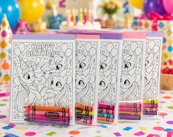 Puede incluir: Un conjunto de libros para colorear rectangulares con una ilustración de Happy Birthday de tres ponis con gorros de fiesta. Cada libro está empaquetado en una funda de plástico transparente con cuatro crayones Crayola sujetos al frente, incluyendo barras de cera roja, naranja, amarilla y morada.