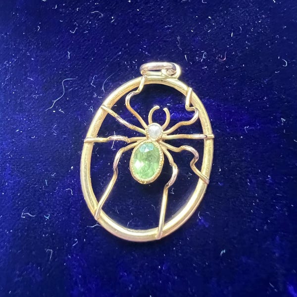 Antyczny edwardiański wisiorek z pająkiem Peridot, 9-karatowe złoto