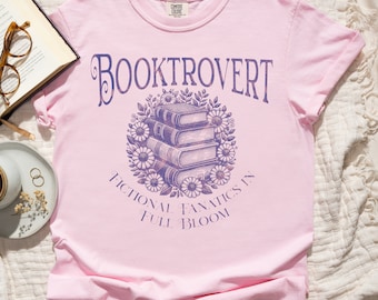 Vintage Booktrovert Shirt. Perfect Gift for Bookworm Bibliophiles. Oversized Literature Shirt Ideal for Reading.