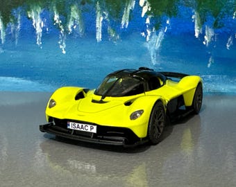 Aston Martin Valkyrie Neon Yellow 1:32 Kinsmart Diecast Model samochodu – Spersonalizowana tablica rejestracyjna – Otwierane drzwi – Opakowanie prezentowe