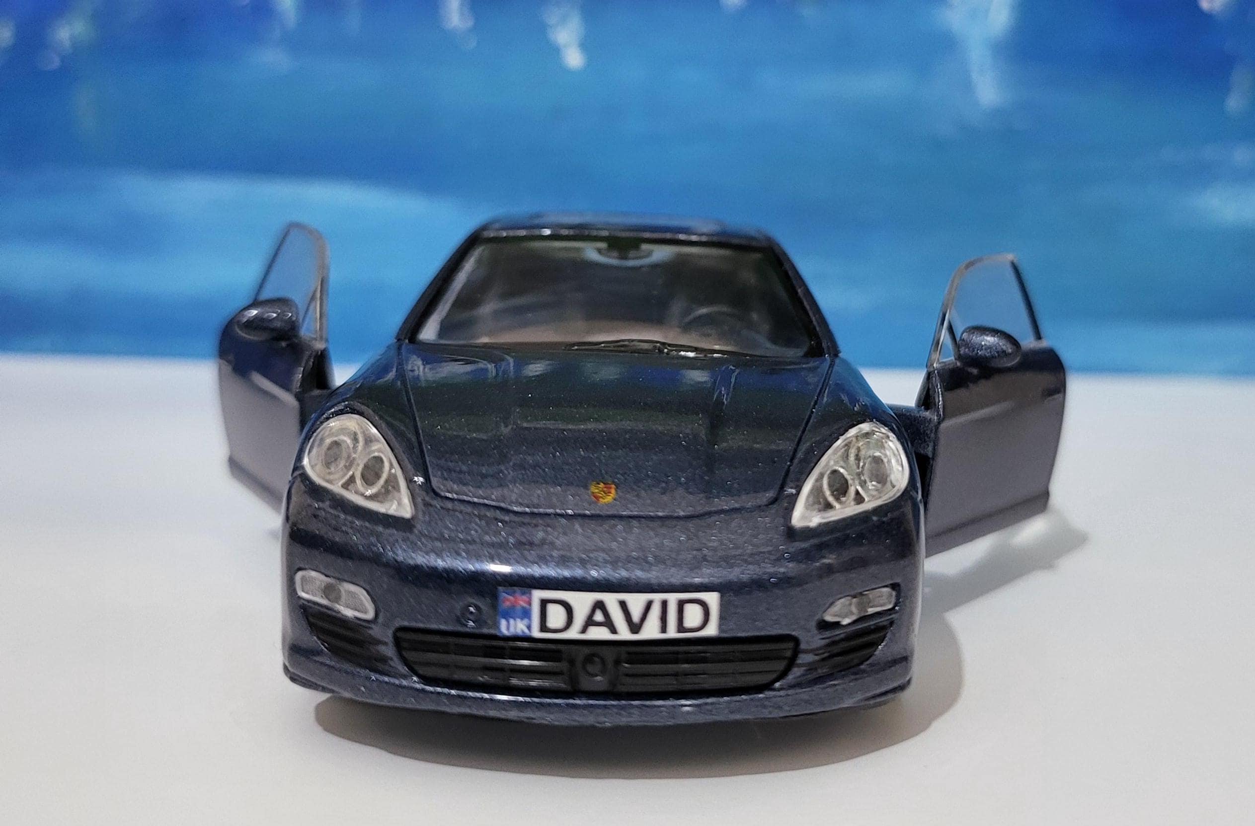 Welly Porsche Panamera S 1:34 gegoten modelauto met gepersonaliseerde platen | Aangepast cadeau voor vader, jongen, oom, verjaardag of kerst in doos