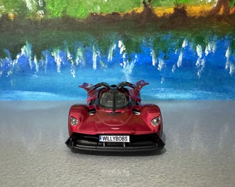 Aston Martin Valkyrie Red Maroon 1:32 Kinsmart Diecast Model samochodu – Spersonalizowana tablica rejestracyjna – Odpinane koperty prezentowe