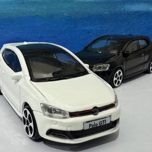 TARGHE PERSONALIZZATE nome VW Polo Golf Gti Modello auto giocattolo ragazzo ragazza papà mamma zio nonno fratello regalo di compleanno Scatola scala 1:43 ** 4 colori **