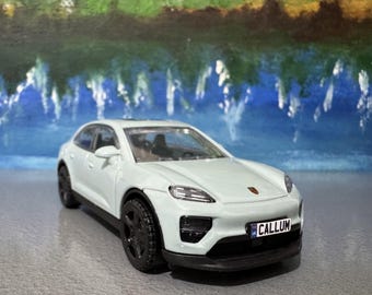 Model samochodu Rastar Audi Q3 2018 z odlewu ciśnieniowego – spersonalizowana tablica rejestracyjna – prezent w pudełku