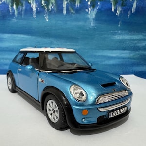 Blå Mini Cooper S gjuten modellbil Licensierad: Specialdesignad skylt tillgänglig Presentfodral