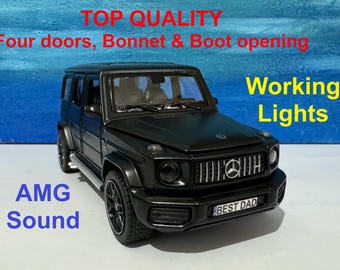 Coche de juguete Rastar Mercedes AMG G63 a escala 1:32, modelo a escala de metal fundido a presión – Artículo de colección con licencia – Regalo para hombres, placa con nombre personalizado – Luz y sonido – Caja