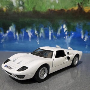 Plaque signalétique personnalisée Ford GT40 MKII 1966 petite voiture miniature en métal à l'échelle 1:32 – Modèle Kinsmart avec pochettes cadeaux pour papa, enfants et collectionneurs