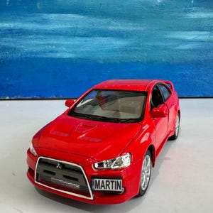Kinsmart Mitsubishi Lancer Evolution X 1:36 Diecast Modellbil – Personlig Nummerplåt – Presentförpackning